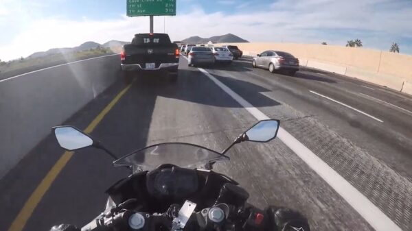 Motorrijder met reactievermogen van een zeekoe knalt achterop een remmende auto