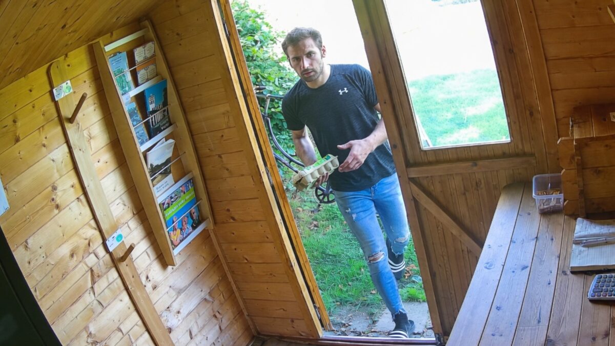 Zoekzoek: Ordinaire steeldief trekt in z'n eentje complete boerderijwinkel leeg