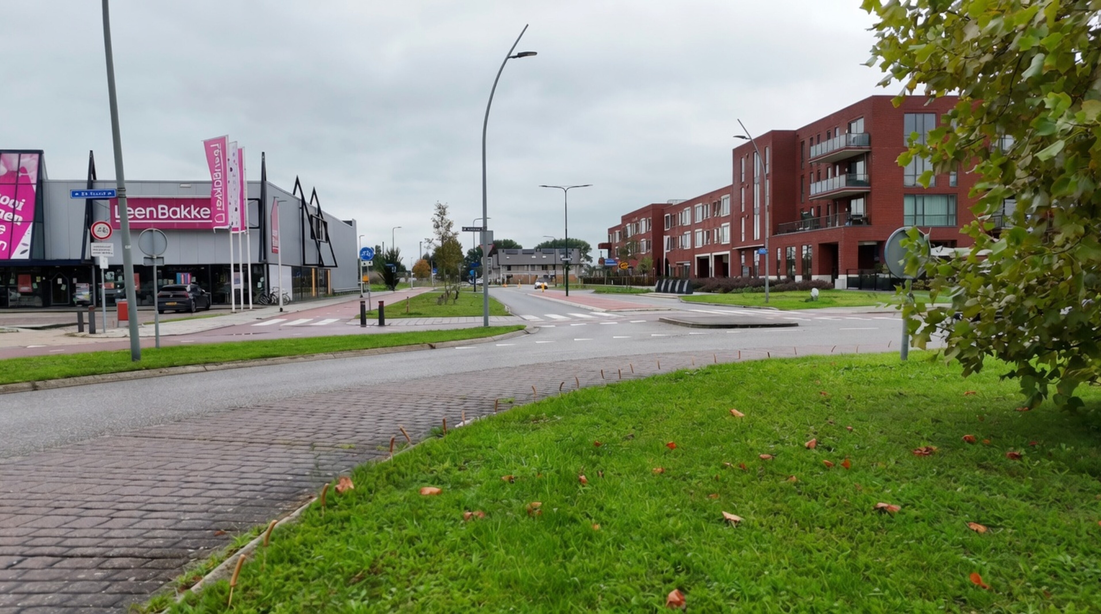 Raadsel in Dronten: tientallen knakworsten op stokjes bij rotonde