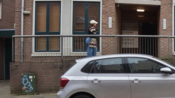 Thuiszorgmedewerker 'Sarah' besteelt een 80-jarige vrouw in Hilversum
