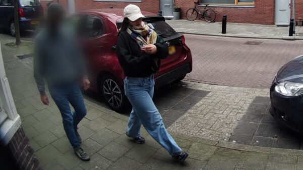 Thuiszorgmedewerker 'Sarah' besteelt een 80-jarige vrouw in Hilversum
