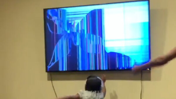 Je moeder in de zeik nemen met een tv-prank gaat niet helemaal goed