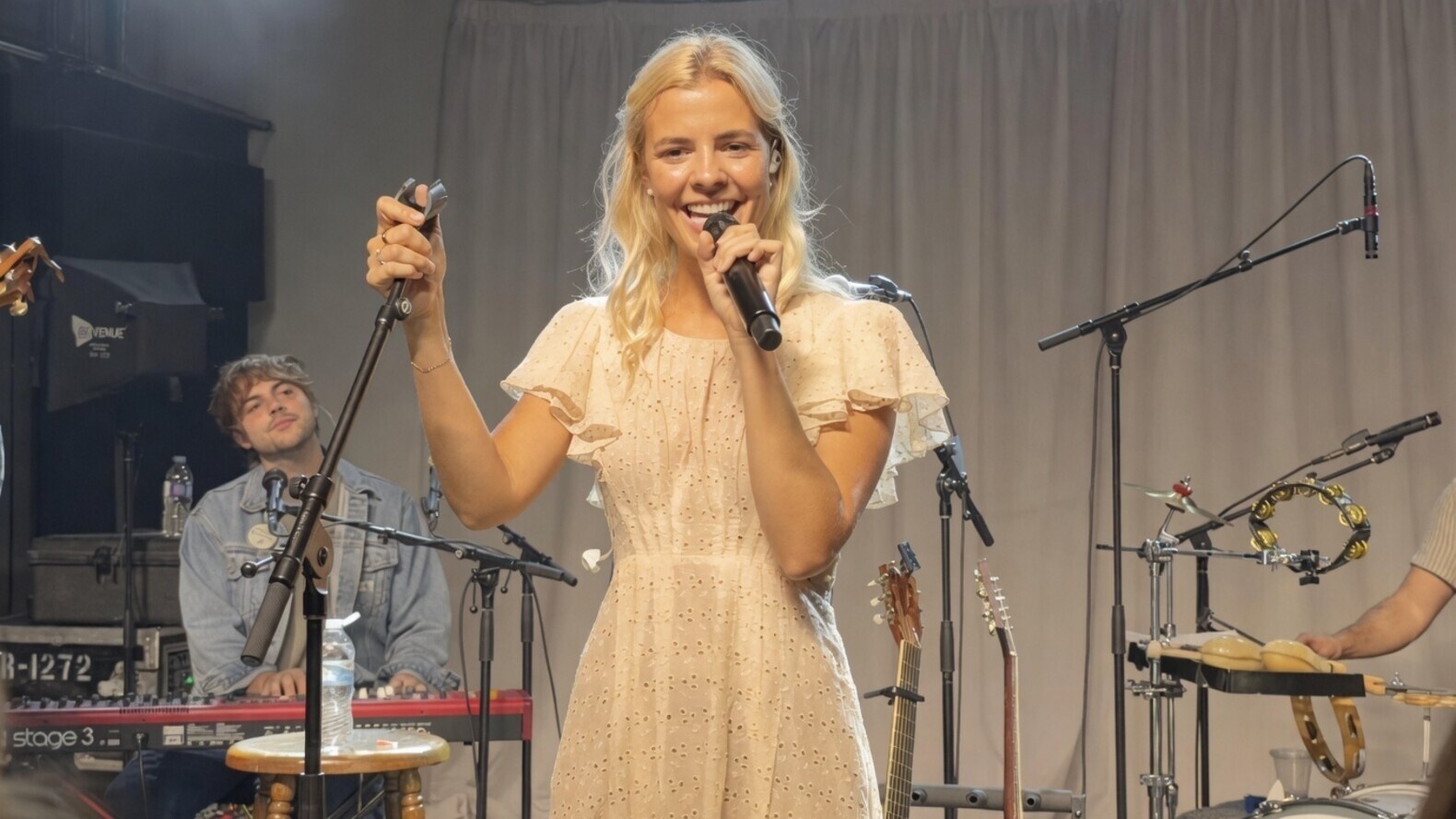 De lichtman van deze show wordt óf ontslagen óf hij krijgt loonsverhoging