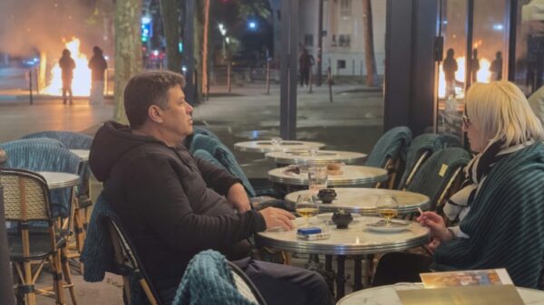 Frans stelletje laat hun avond terras niet verpesten door wat relletjes