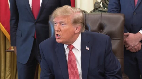 Donald Trump flipt tijdens persconferentie: "You better be careful!"
