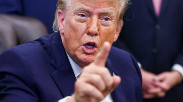 Donald Trump flipt tijdens persconferentie: "You better be careful!"