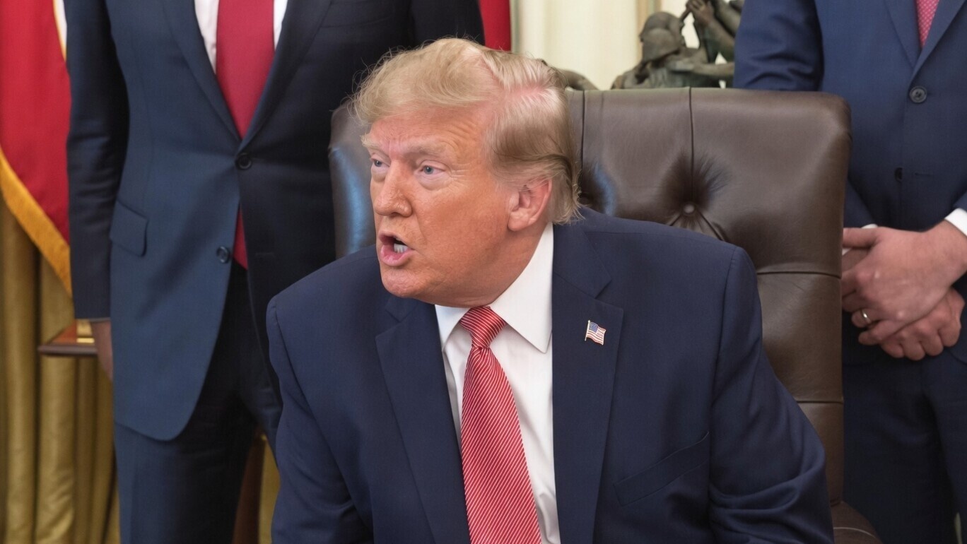Donald Trump flipt tijdens persconferentie: "You better be careful!"