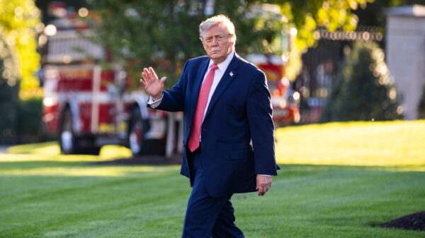 LOL: Trump zwaait naar helemaal niemand, lof voor uitzoomende cameraman