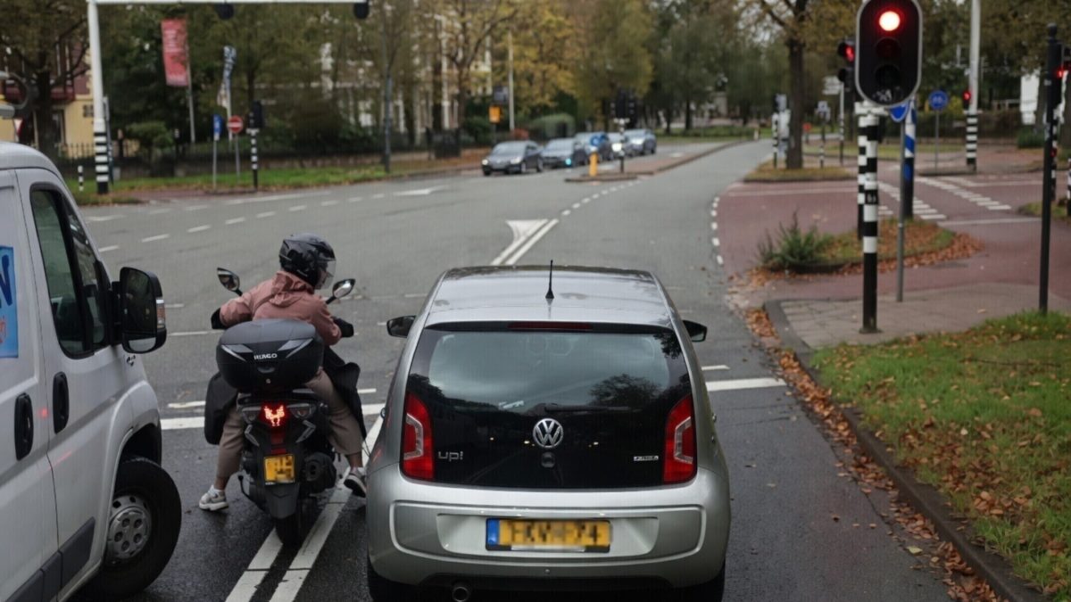 Haarlemse scooterkneus wil per se vooraan staan bij het verkeerslicht