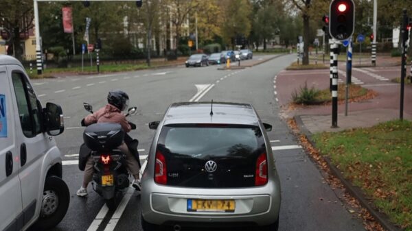 Haarlemse scooterkneus wil per se vooraan staan bij het verkeerslicht