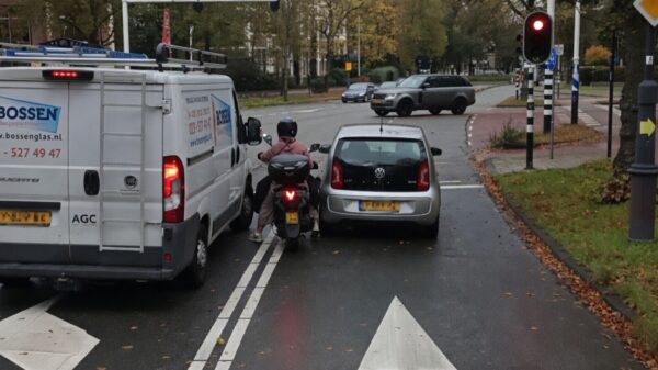 Haarlemse scooterkneus wil per se vooraan staan bij het verkeerslicht