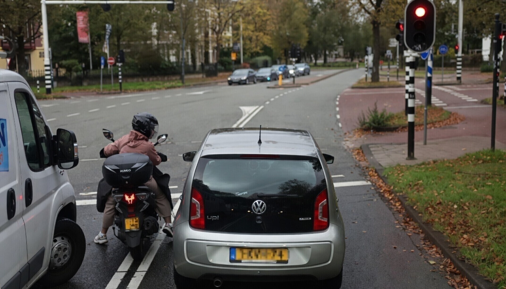 Haarlemse scooterkneus wil per se vooraan staan bij het verkeerslicht