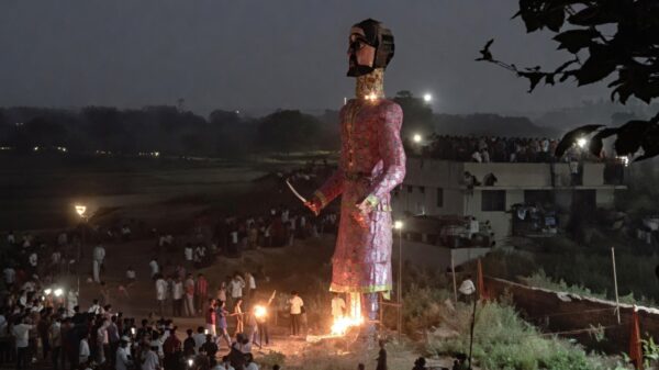 Festival in India gaat fout: reuzenpop schiet vuurwerk recht het publiek in