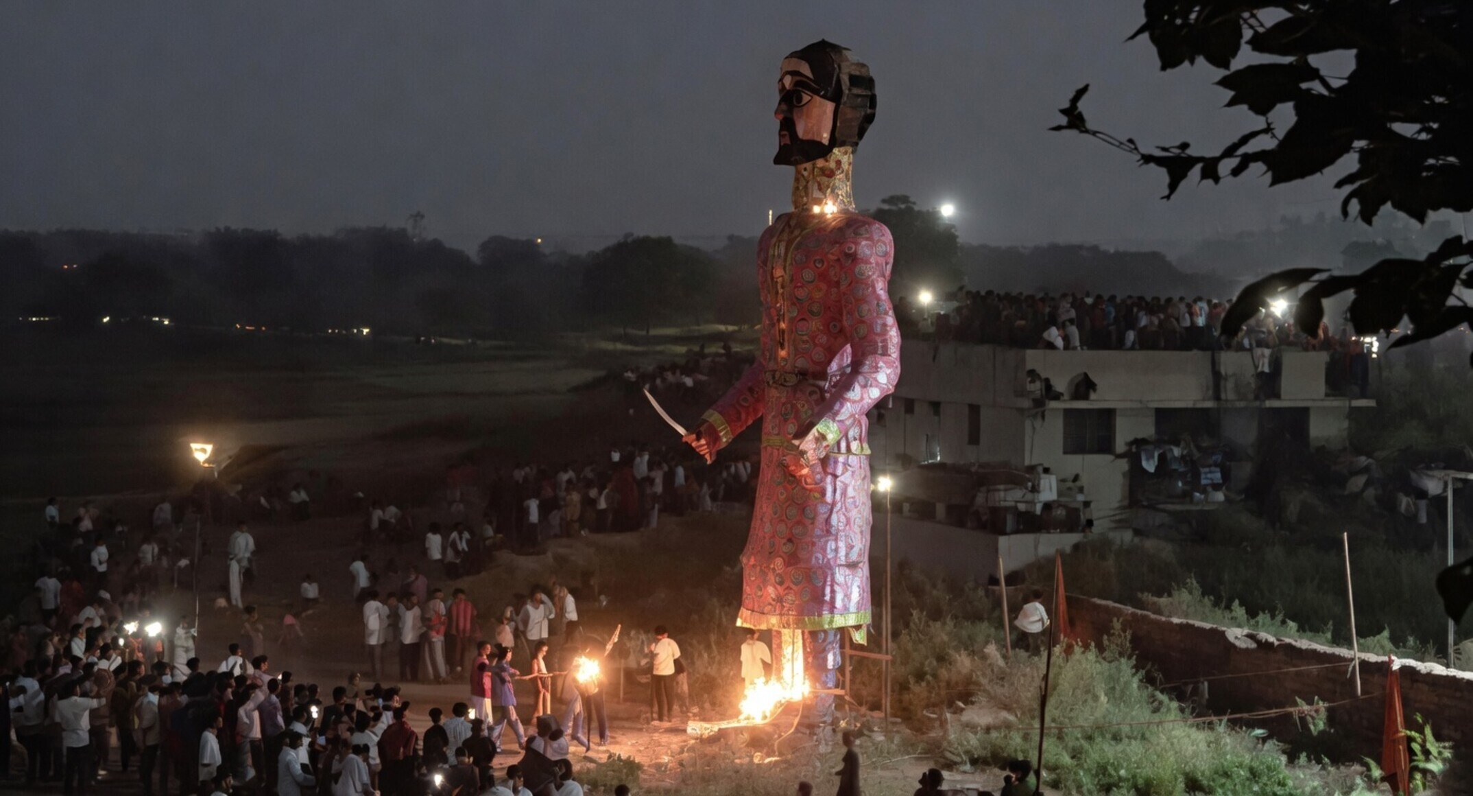 Festival in India gaat fout: reuzenpop schiet vuurwerk recht het publiek in