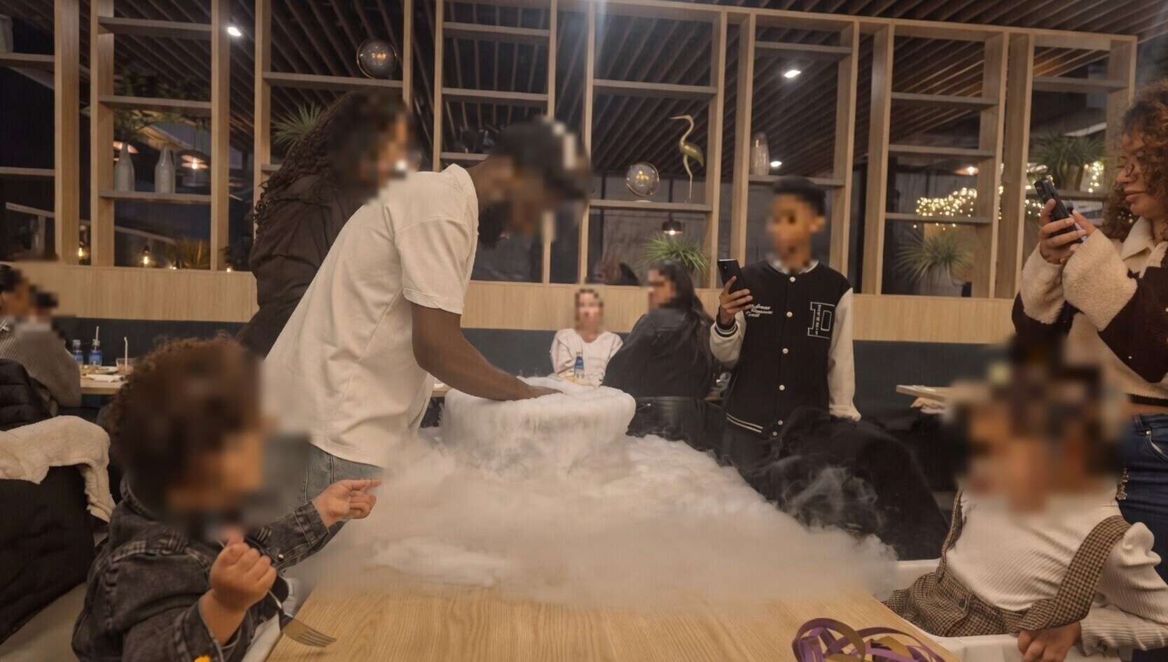 Tegenwoordig doe je een gender reveal natuurlijk gewoon in een restaurant
