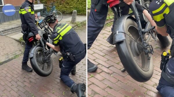 Geen rollerbank in de buurt? Agenten meten fatbike gewoon met de hand!