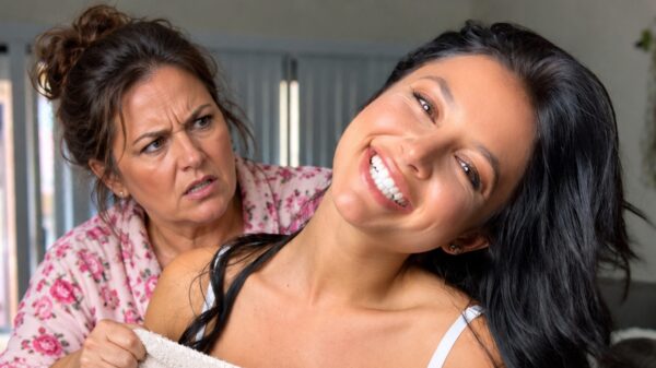 Deze dames weten met een paar lapjes stof alle aandacht naar zich toe te trekken