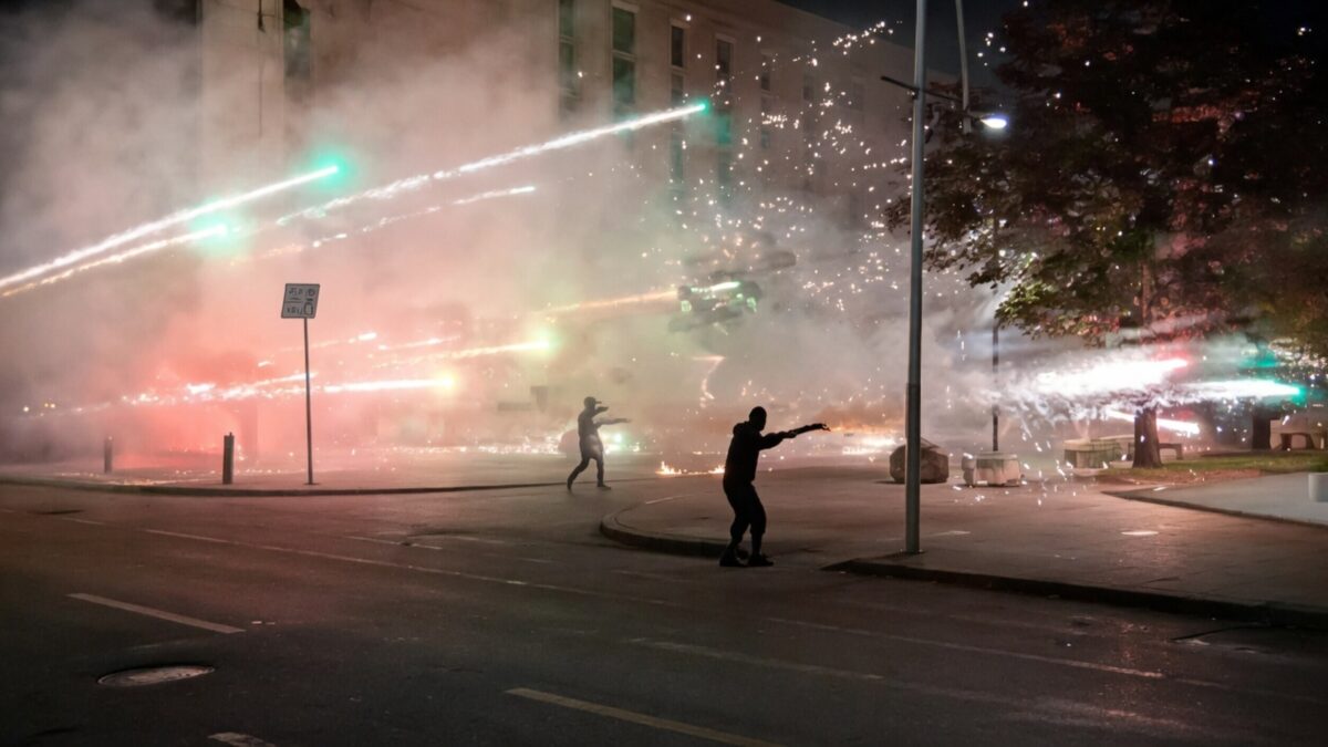 Demonstranten schieten vuurwerk op politie tijdens protesten in Tirana