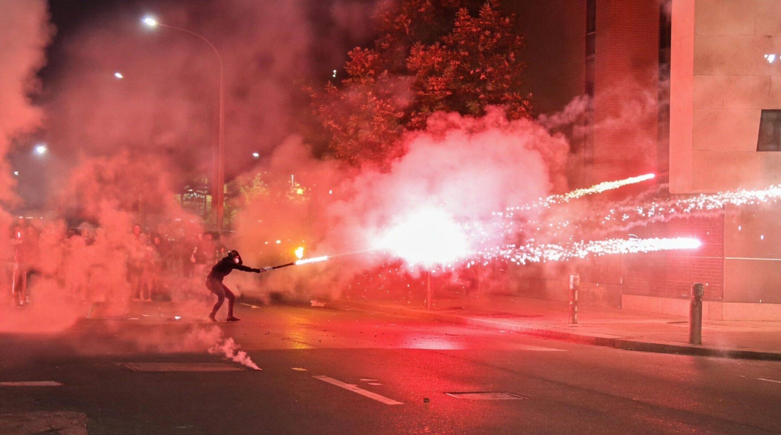 Demonstranten schieten vuurwerk op politie tijdens protesten in Tirana