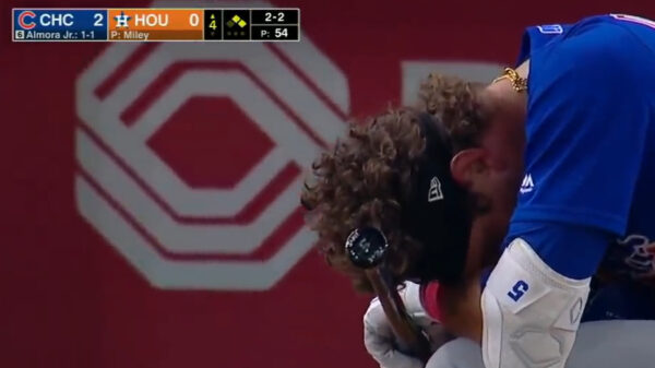 Honkballer van Cubs in tranen nadat zijn bal een klein meisje raakt