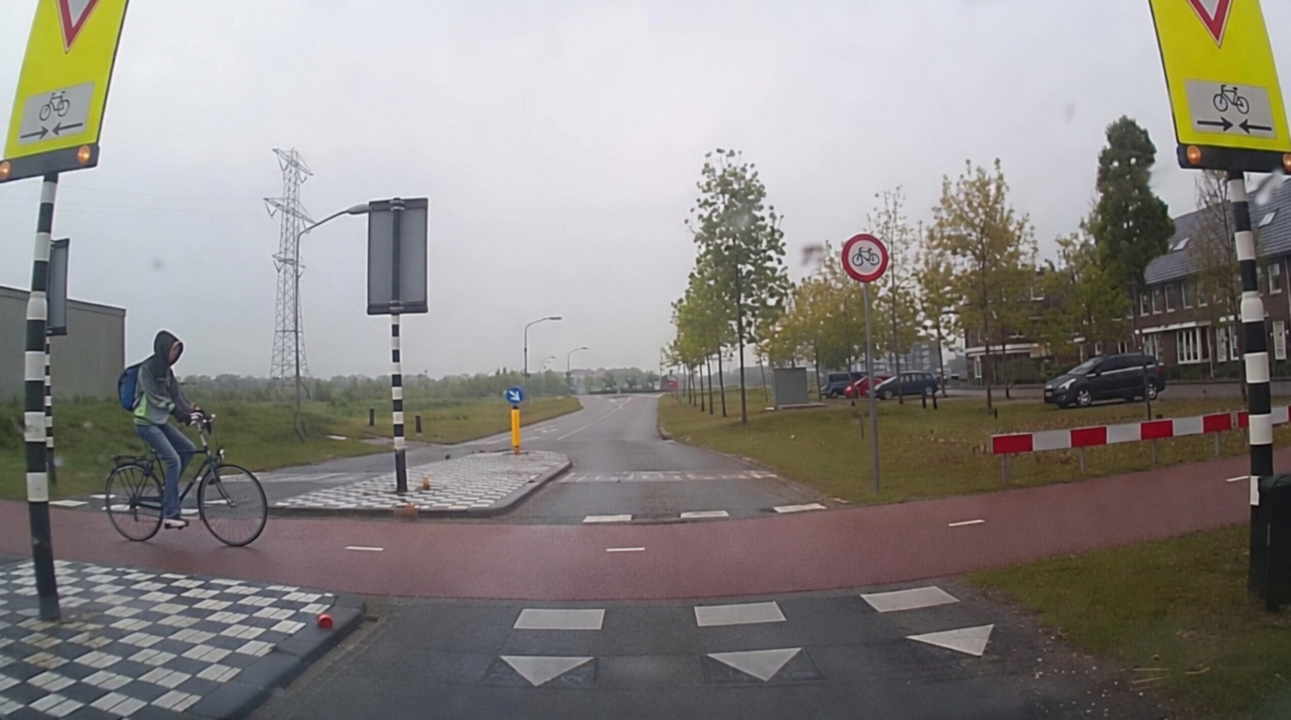 Idiote fietser kijkt nergens naar en belandt bijna bovenop de motorkap