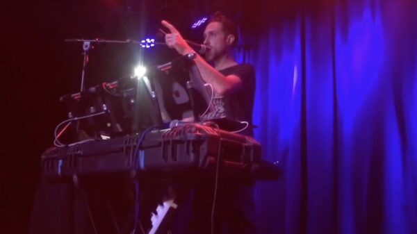 Waarom instrumenten bespelen als ook je mond en een loopstation hebt?