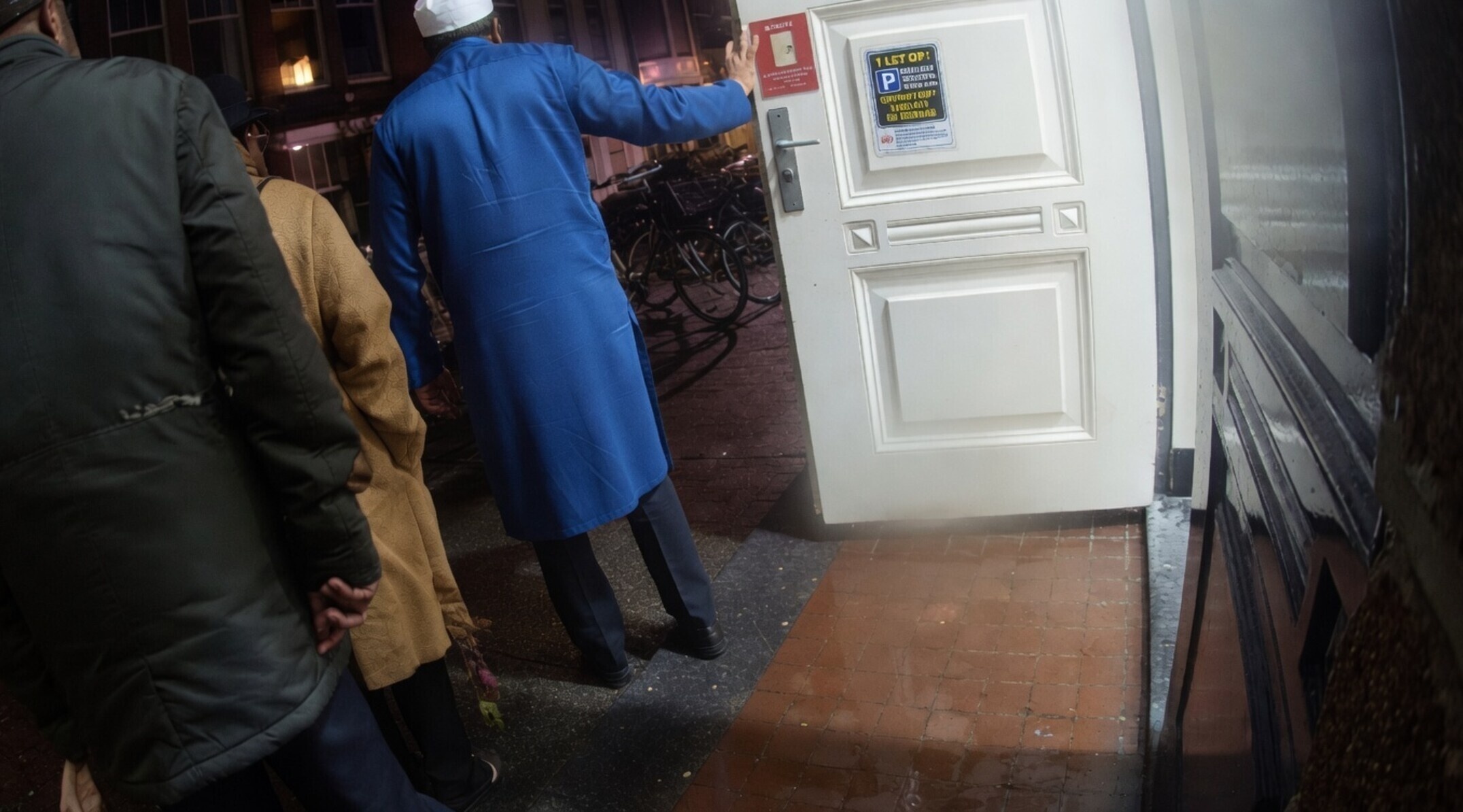 Buurman gaat compleet uit z'n stekker: "Rot op met je ^@$!!&# moskee"