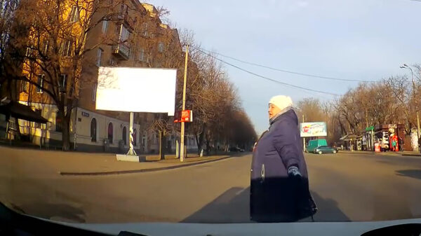 Oma geeft zero fux en heeft helemaal geen zebrapad nodig