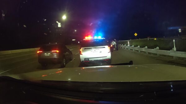 Automobilist ramt met bloedgang deur van politieauto en rijdt doodleuk verder