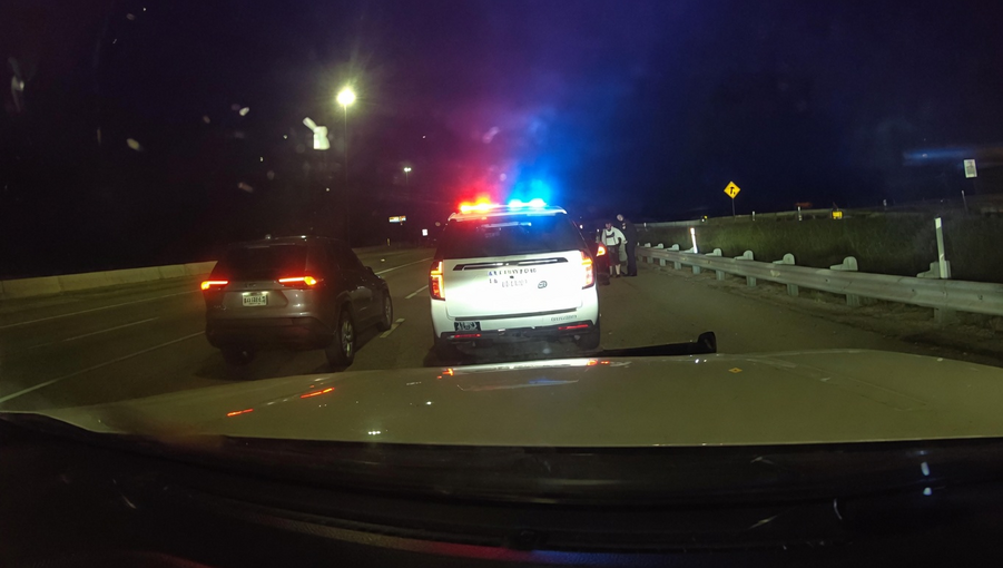Automobilist ramt met bloedgang deur van politieauto en rijdt doodleuk verder