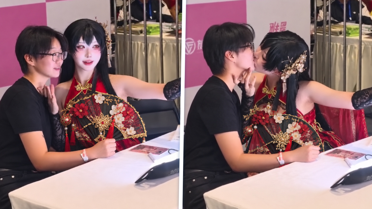 Ophef om cosplayer Yasal die fan vol op de mond kust tijdens fanmeeting