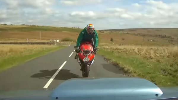 Motorrijder eindigt met gebroken rug na extreem harde crash met idiote automobilist