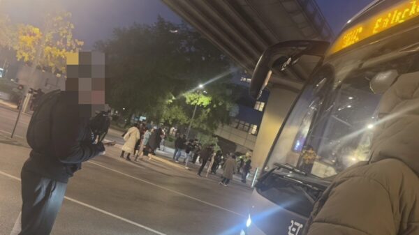 Asociale dame is te laat voor de bus en lost dat op z'n Rotterdams op