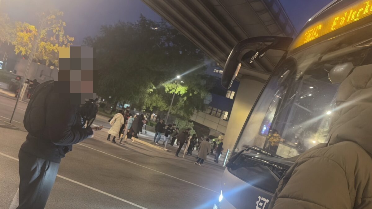 Asociale dame is te laat voor de bus en lost dat op z'n Rotterdams op