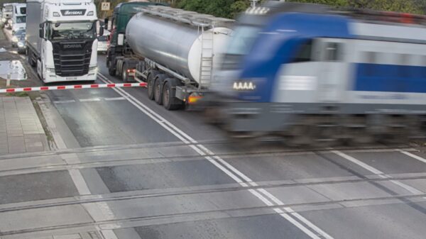 Tankwagen ontsnapt vlak voor aanstormende trein bij spoorovergang in Poznań