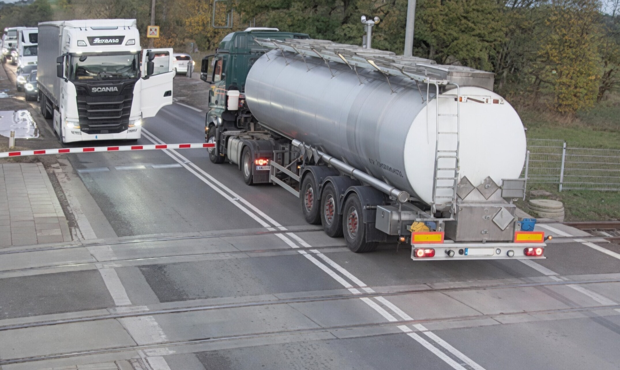 Tankwagen ontsnapt vlak voor aanstormende trein bij spoorovergang in Poznań