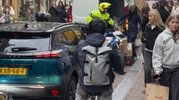 Ophef over agent die pakketbezorger tasert na foutparkeren in Amsterdam