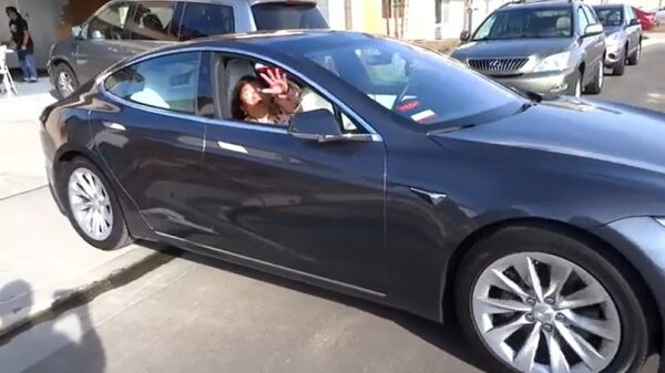 Oma zit in een zelfrijdende Tesla en flipt hem he-le-maal de pan uit