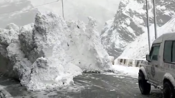 Lawine schuift langzaam de weg over na dikke sneeuwval in India