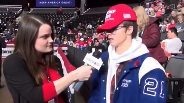 Fanatieke Donald Trump-supporter kan NIETS bedenken wat de president goed heeft gedaan