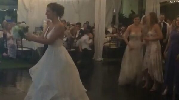 Rugbyspeelster vangt bruidsboeket