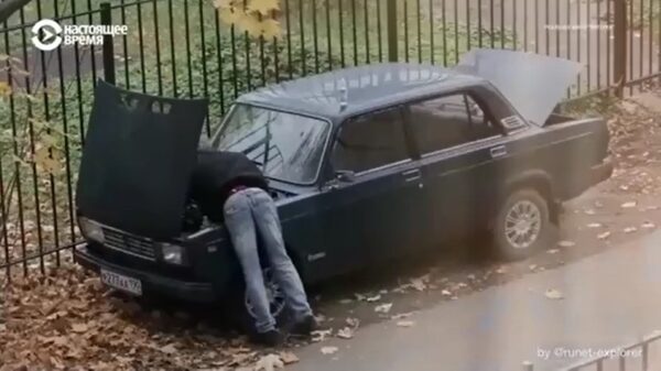 Volgens mij houdt de buurman ontzettend van sleutelen