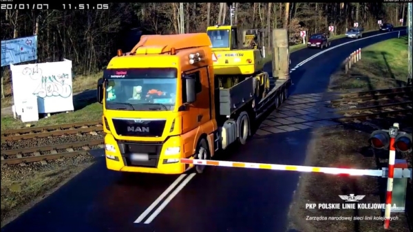 Poolse vrachtwagenchauffeur met haast negeert slagbomen bij spoorwegovergang