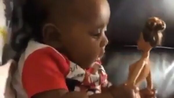 Kleine viezerik speelt iets té graag met poppen