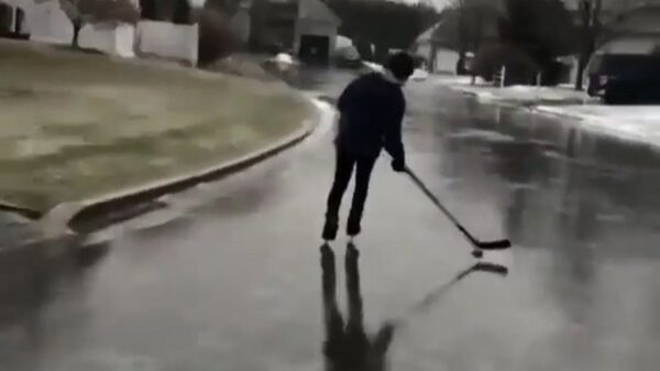 Als het buiten op straat spekglad is ga je toch gewoon straatijshockeyen!
