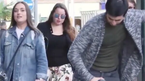 Ranzige fapper slaat midden op straat de hand aan zichzelf