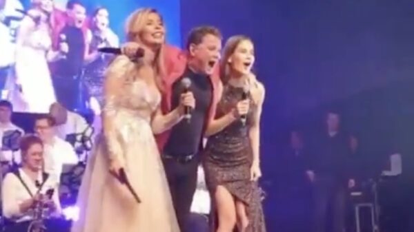 Trapje blijkt te ingewikkeld voor Wolter Kroes waardoor hij van het podium klettert