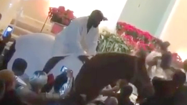 Wannabe Kanye West flikkert tijdens een kerkdienst van een paard