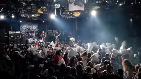 Een wall of death combineren met een kussengevecht is even krankzinnig als geniaal