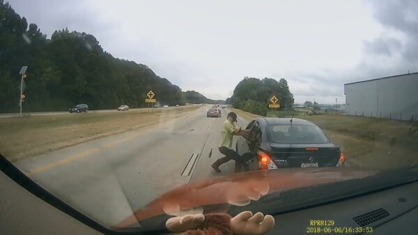 Tiener wordt vastgepakt door automobilist en meters meegesleurd tijdens road rage